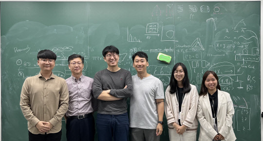 송윤민 박사과정생(제1저자, 왼쪽부터), 김상겸 충남대 교수, 김재경 IBS CI, 채정우 충남대 교수 등이 기념촬영을 하고 있다.  IBS 제공